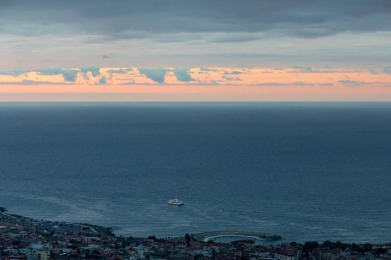 Radisson Blu Hotel Trabzon Exterior foto View of the sea from the city