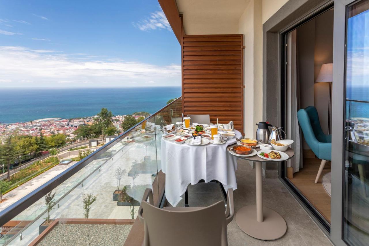 Radisson Blu Hotel Trabzon Exterior foto A balcony at the hotel